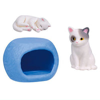 Nyanko Tower Cat, Kitten and Sometimes House [4.House and adult buchi cat and white kitten]