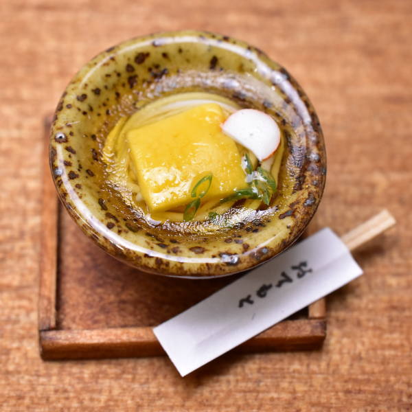 Miniature food "Kitsune Udon" Artist: Kyoto Mamehiro (1/12 scale)