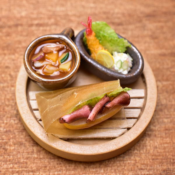 Miniature food "Lunch set A (roast beef sandwich)" Artist: Kyoto Mamehiro (1/12 scale)