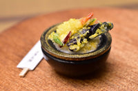 Miniature food "Special Tendon: (Black)" Artist: Kyoto Mamehiro (1/12 scale)