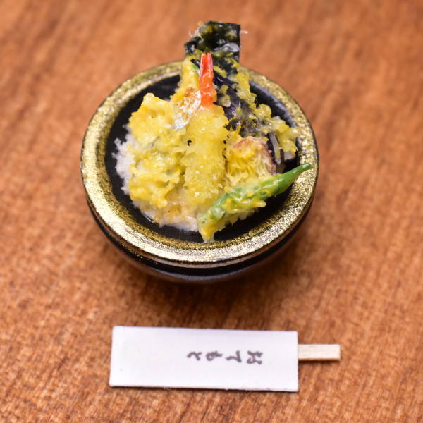 Miniature food "Special Tendon: (Black)" Artist: Kyoto Mamehiro (1/12 scale)